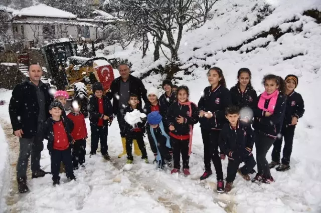Alanya'da Kar Nedeniyle Okulda Mahsur Kalan Öğrencileri Belediye Ekipleri Kurtardı Alanya'da Kar Nedeniyle Okulda Mahsur Kalan Öğrencileri Belediye Ekipleri Kurtardı