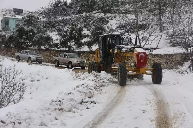 Alanya'da Kar Nedeniyle Okulda Mahsur Kalan Öğrencileri Belediye Ekipleri Kurtardı Alanya'da Kar Nedeniyle Okulda Mahsur Kalan Öğrencileri Belediye Ekipleri Kurtardı