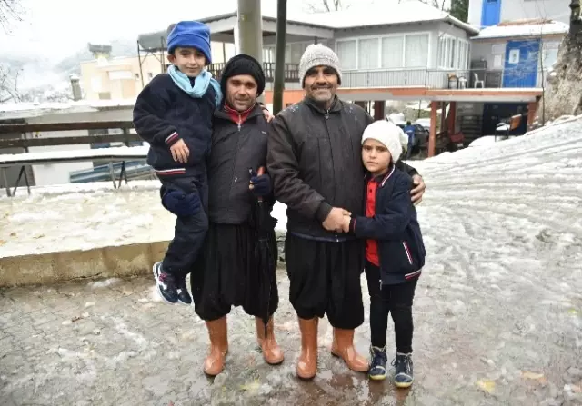 Alanya'da Kar Nedeniyle Okulda Mahsur Kalan Öğrencileri Belediye Ekipleri Kurtardı Alanya'da Kar Nedeniyle Okulda Mahsur Kalan Öğrencileri Belediye Ekipleri Kurtardı