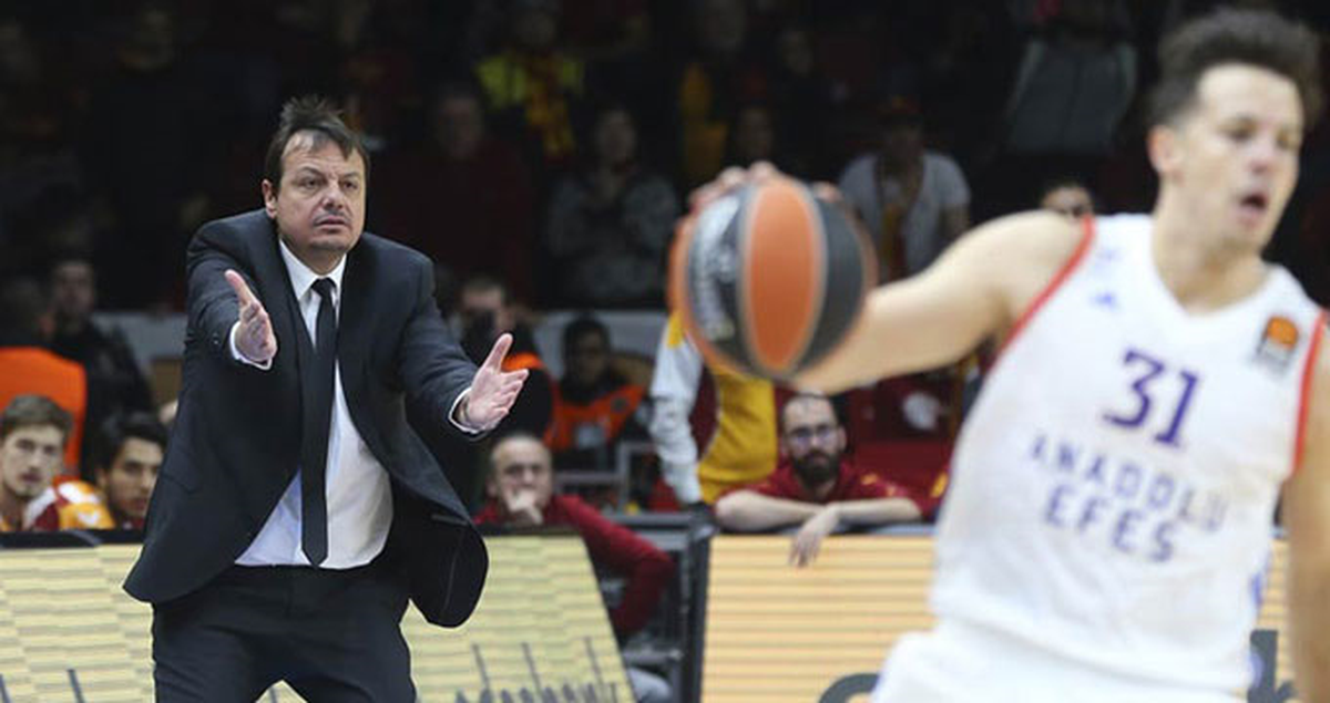 Ergin Ataman Diskalifiye Edildi, Kararı Beğenmeyen Taraftar Yabancı Madde Attı