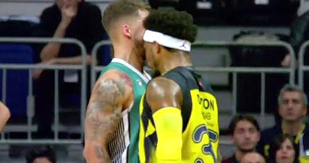 Fenerbahçe-Darüşşafaka Maçında Bobby Dixon, Rakibine Kafa Attı