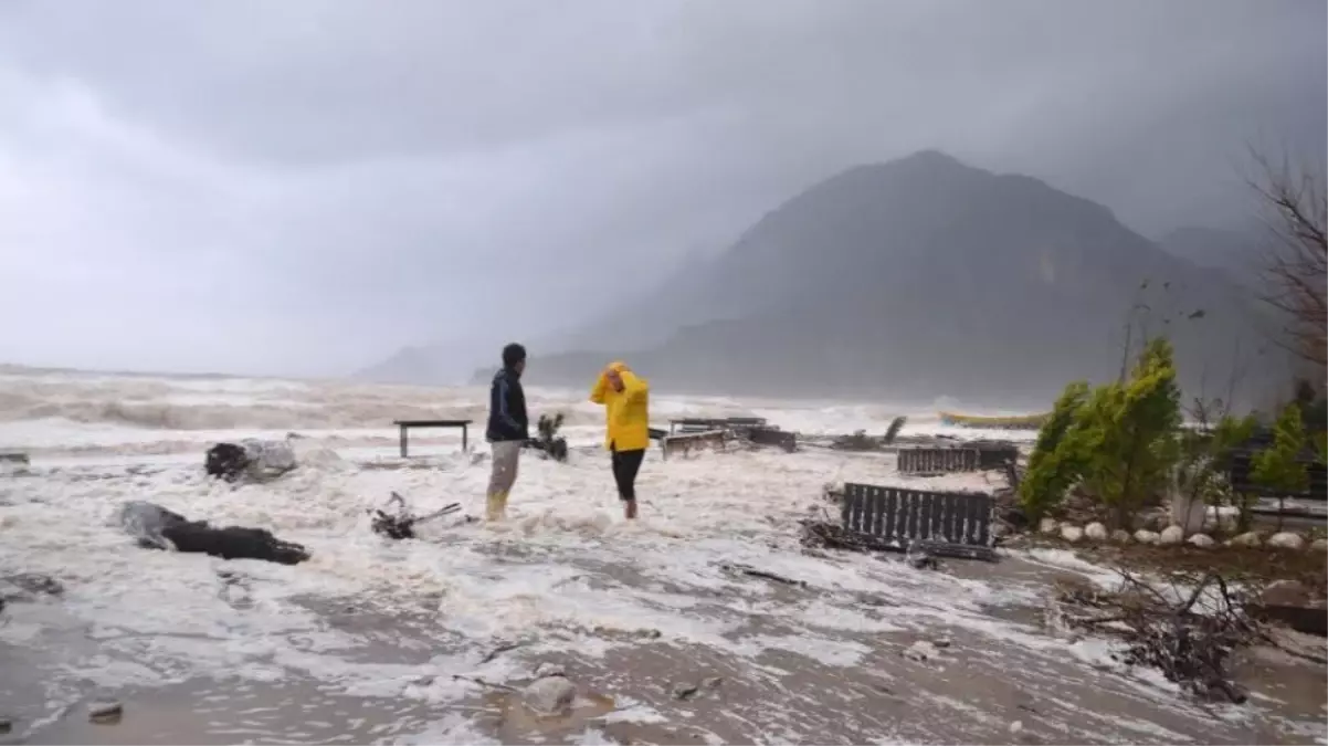 KKTC'de Aşırı Yağış ve Fırtına Etkili.. Yük Gemisi Karaya Oturdu...