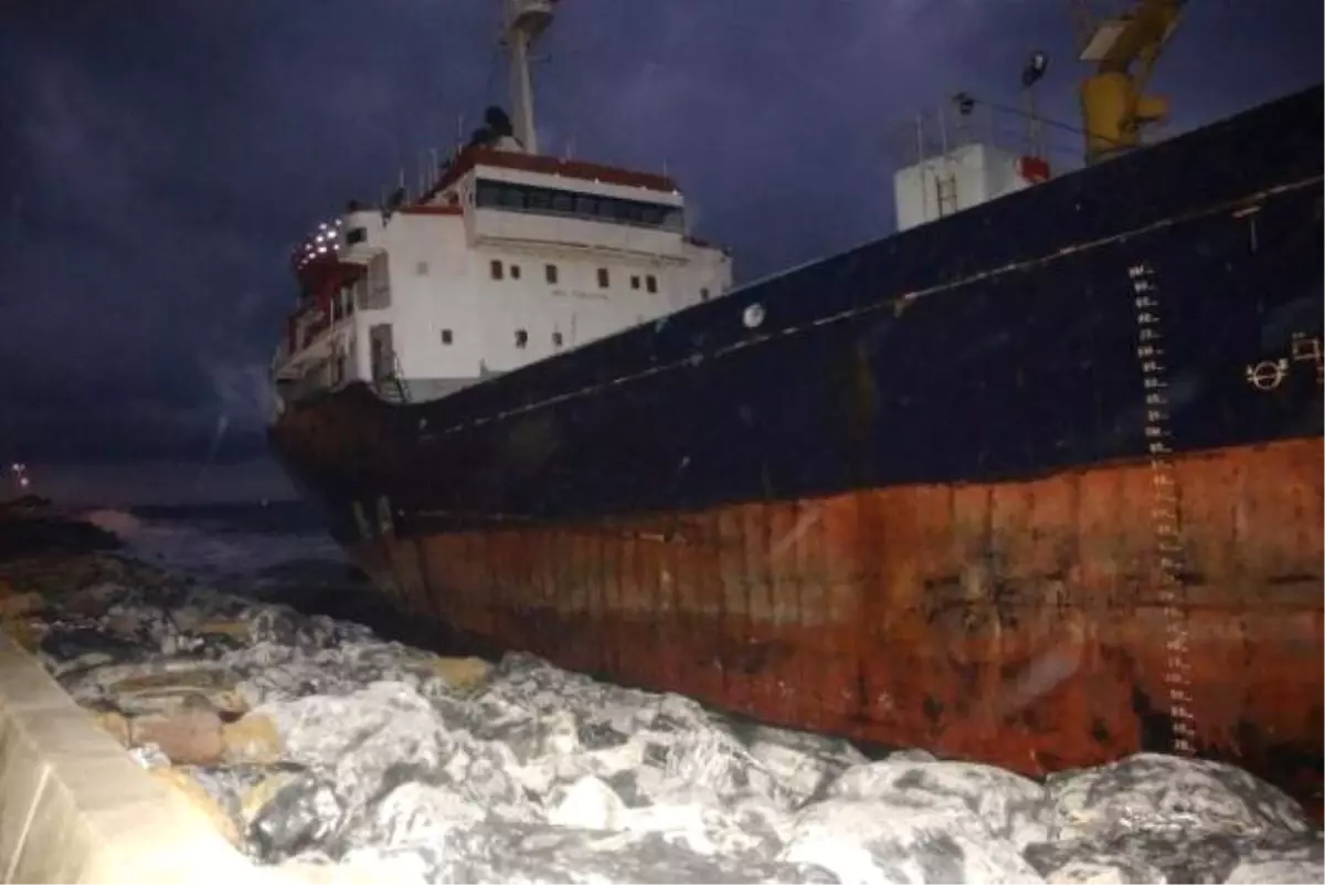 KKTC'de Aşırı Yağış ve Fırtına Etkili.. Yük Gemisi Karaya Oturdu...