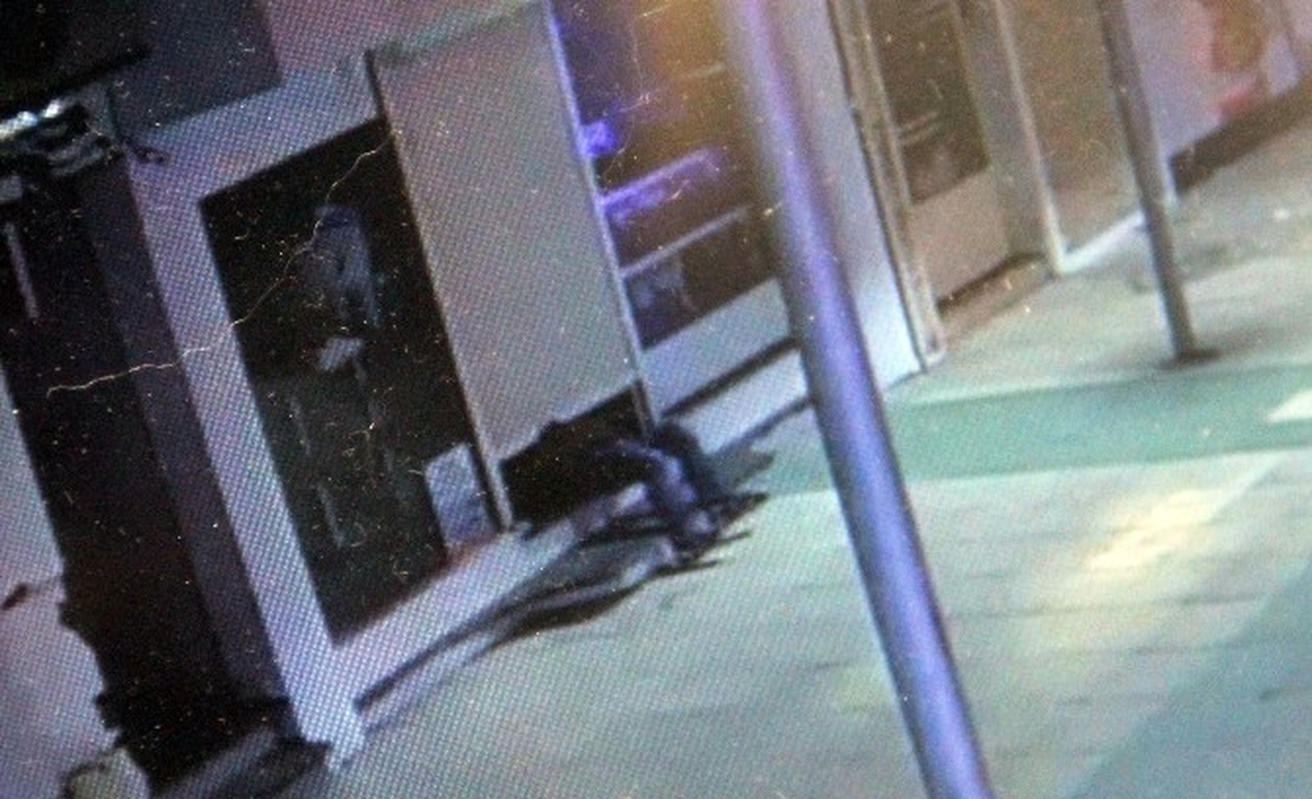 Manisa'da Hırsız Sürünerek Girdiği Mağazadan 25 Bin TL Çaldı