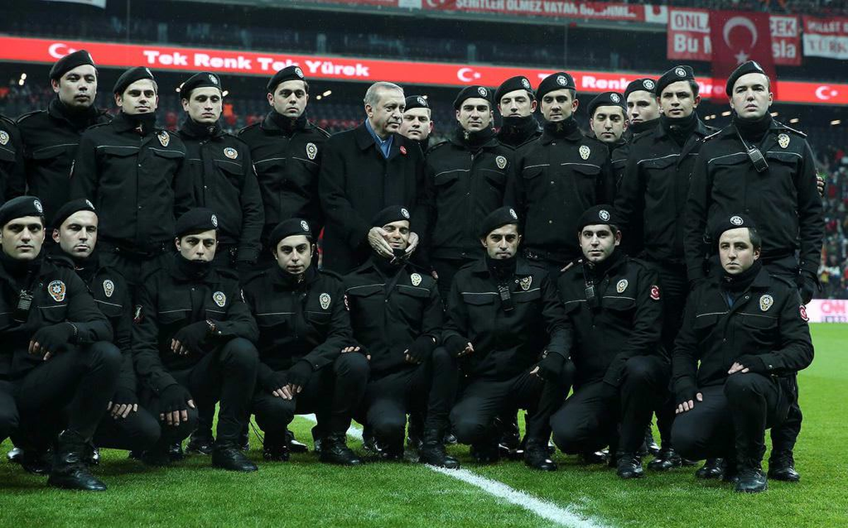 Şehitlere Saygı Maçına Erdoğan ve Polislerin Fotoğrafı Damga Vurdu!