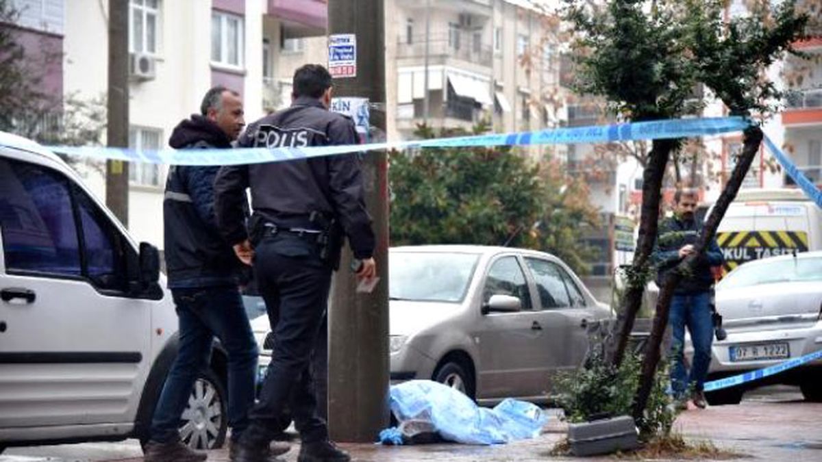 Pazar Alışverişinde Ölen Adamın Cesedi 2.5 Saat Yağmur Altında Bekletildi