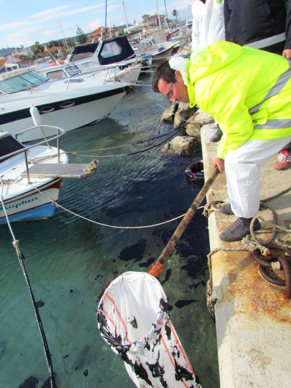 Çeşme'de Denize Sızan Yakıt Kirliliği Temizleniyor