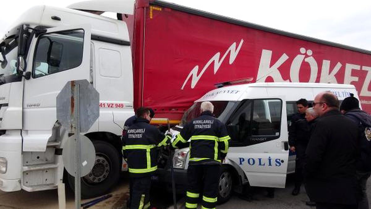 Çevik Kuvvet Minibüsü TIR'a Çarptı: 11 Polis Yaralı