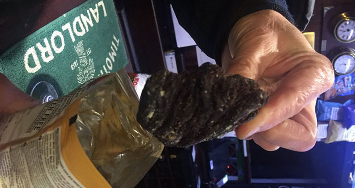 İngiltere'de Cips Paketinin İçinden Çamurumsu Bir Nesne Çıktı