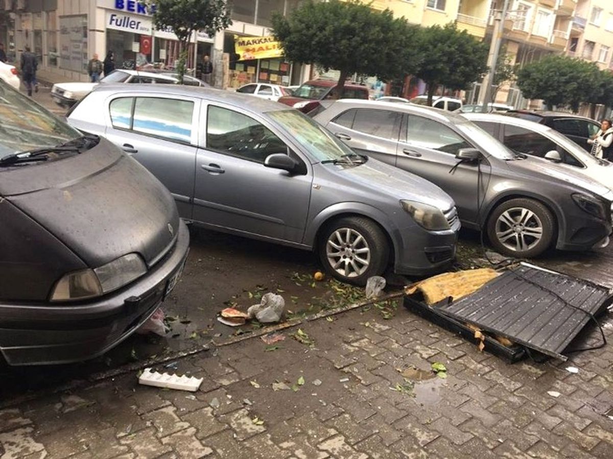 İskenderun'da Fırtına Hayatı Felç Etti