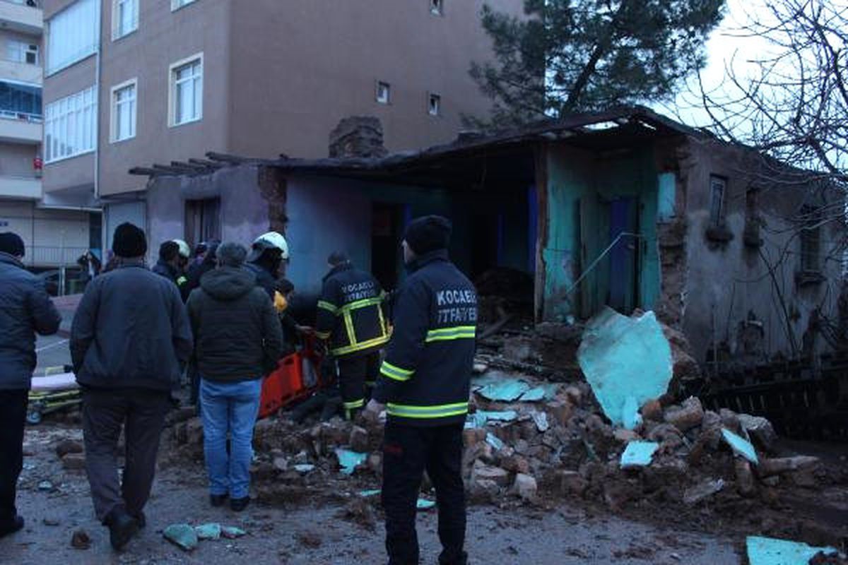 Liseli Elif, Okula Giderken Çöken Duvarın Altında Kaldı