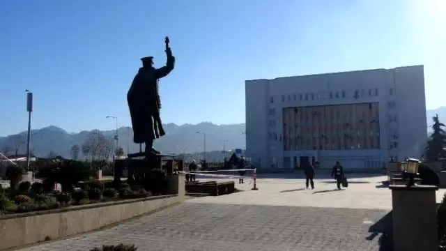 Rize'de Atatürk Anıtı Valilik Önündeki Tören Alanına Konuldu Rize'de Atatürk Anıtı Valilik Önündeki Tören Alanına Konuldu