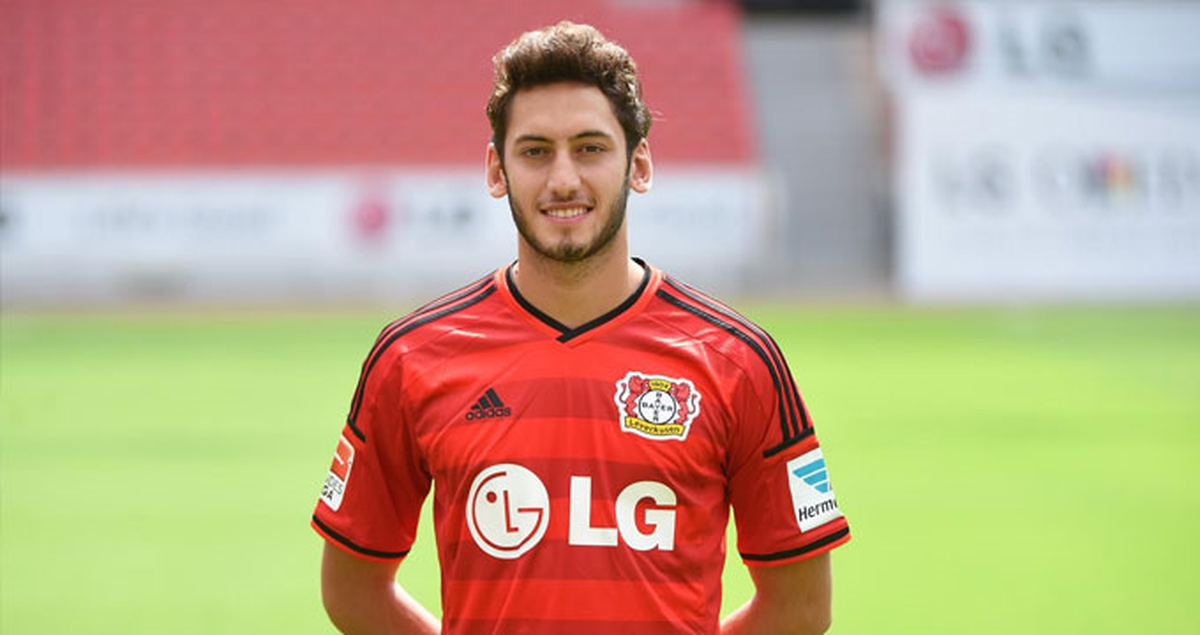 Hakan Çalhanoğlu'nun Forması 1000 Euro'ya Satıldı