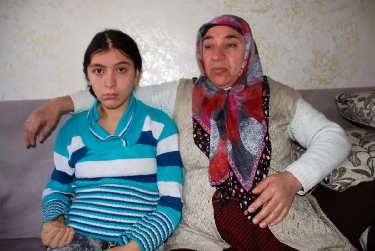 Başına İsabet Eden Şurup Şişesi 14 Yaşındaki Kızı Felç Etti