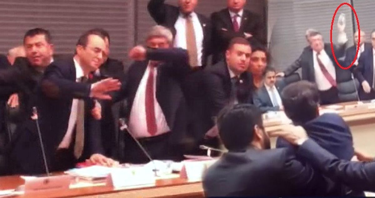 TBMM Anayasa Komisyonu'nda AK Partili ve CHP'li Vekiller Birbirine Girdi!
