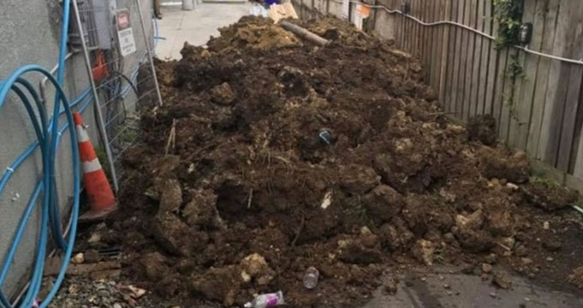 Borcunu Ödemeyen Adamın İş Yerinin Önüne 40 Ton 'Pislik' Döktü