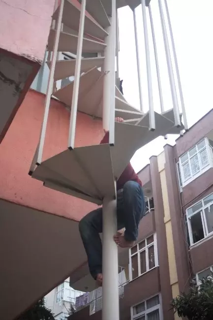 Çıplak Ayakla Kedi Kurtarma Operasyonu