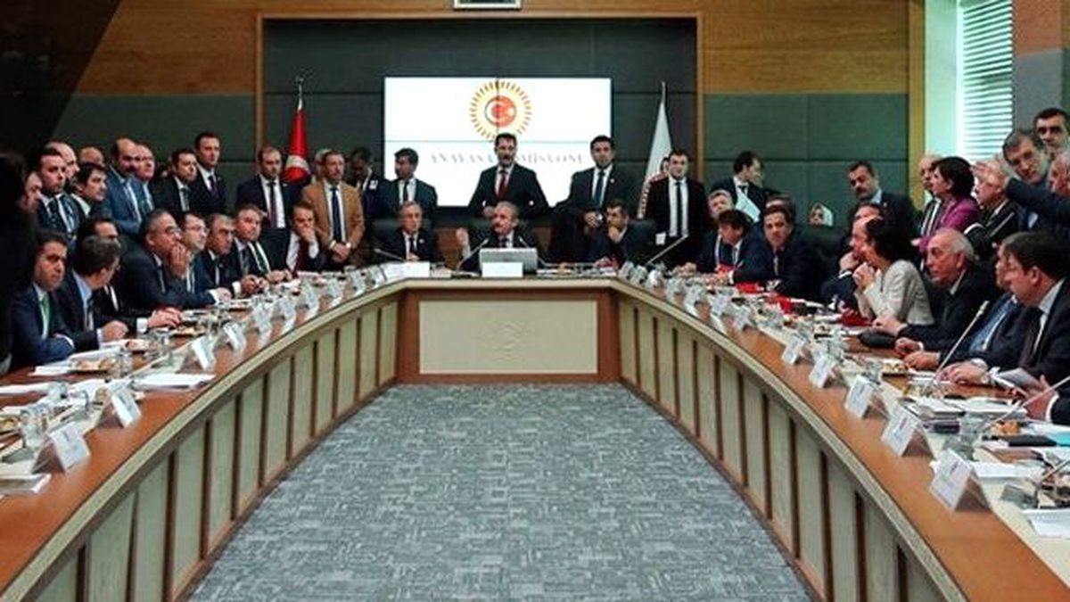 Anayasa Komisyonu'nda 4 Partinin Grup Başkanvekilleri Görüşme Kararı Aldı