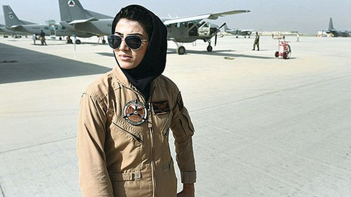 Afganistan'ın İlk Kadın Pilotu: Ölüm Tehdidi Alıyorum, Afganistan'a Dönemem'