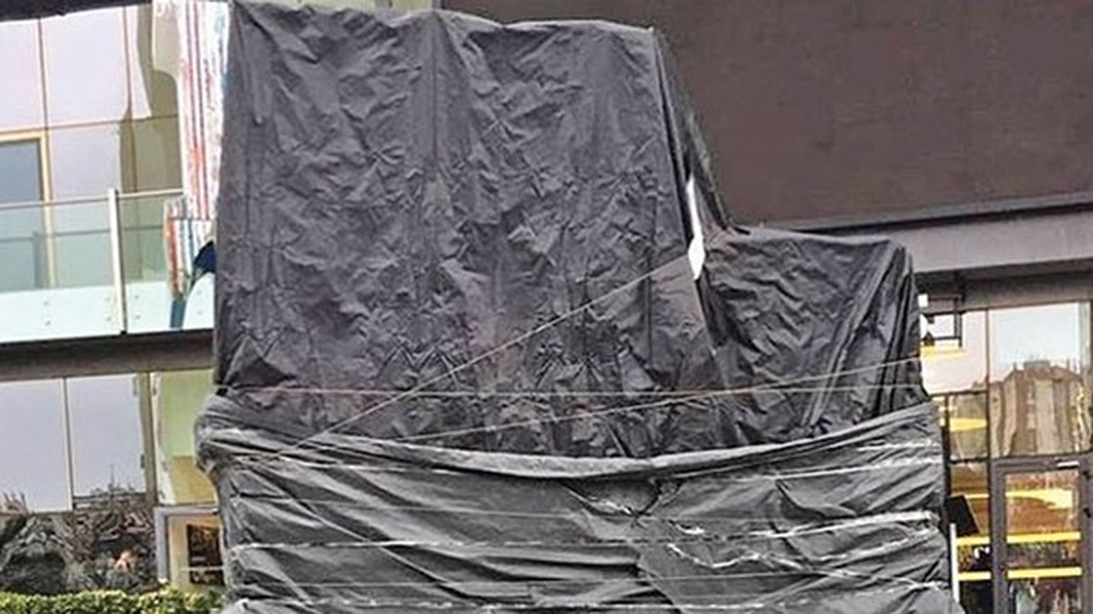 İstanbul'daki AVM Önündeki Heykel Tehditler Gelince Kaldırıldı