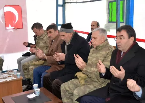 Şehit Babasından Oğlunun Silah Arkadaşlarına Ziyaret Şehit Babasından Oğlunun Silah Arkadaşlarına Ziyaret