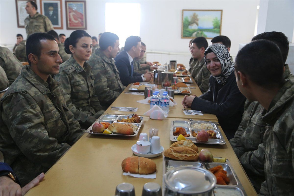 Şırnak'a Giden Bakan Kaya, Kışlada Mehmetçikle Yemek Yedi
