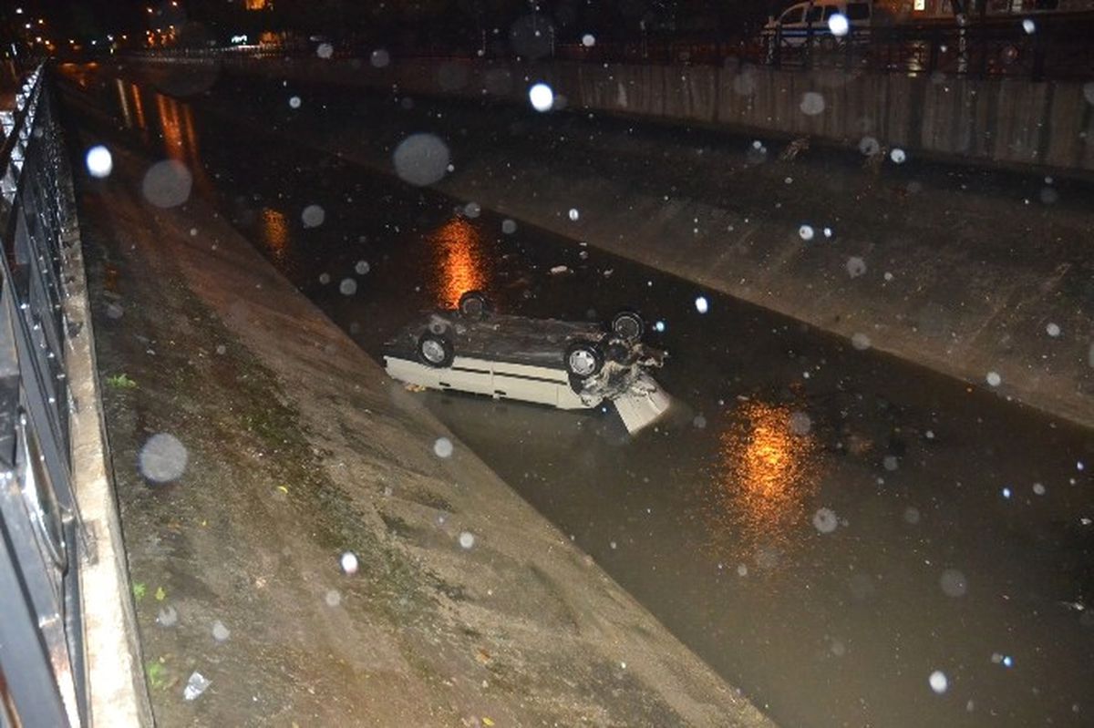 Adana'da Otomobil Sulama Kanalına Uçtu: 1 Yaralı