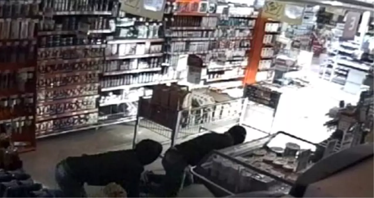 Giresun'da İki Zanlı Girdikleri Evin Sahibini Öldürüp Delilleri Yok Etmek İçin Evi Ateşe Verdi