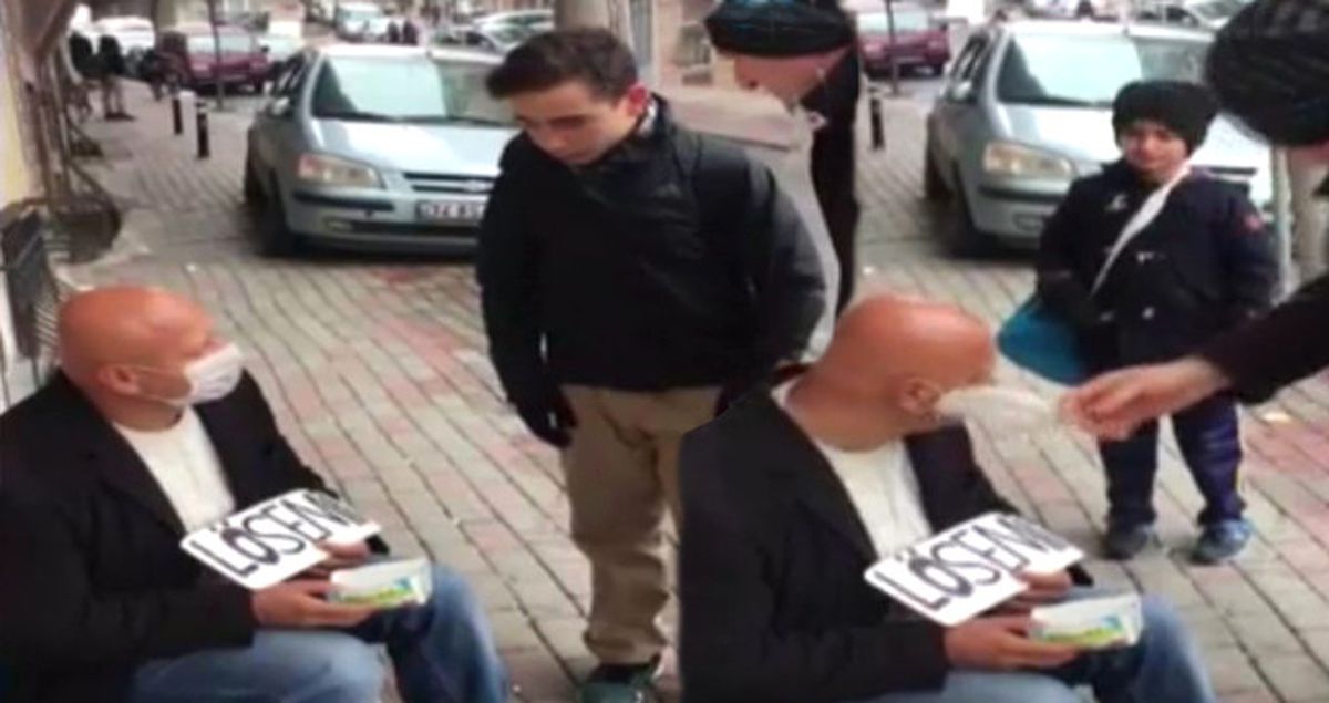Öğrencilerin Duygularını Sömüren Dilenci Kamerada