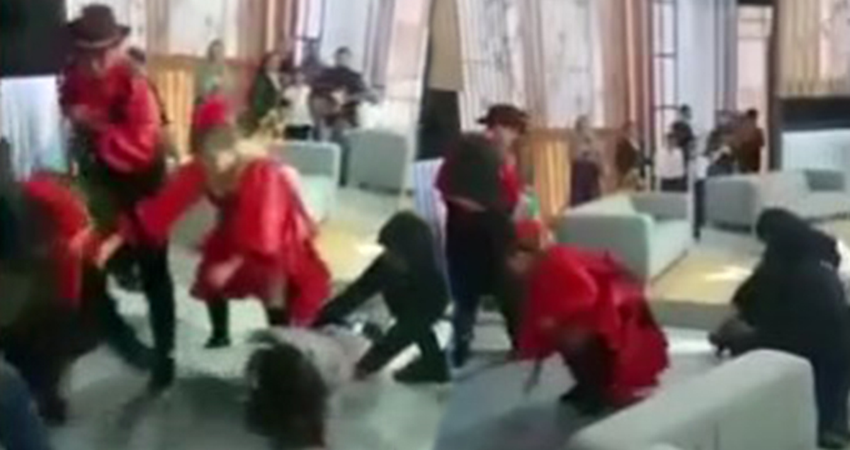 Rus Sunucu Yayın Sırasında Okşamak İstediği Ayının Saldırısına Uğradı