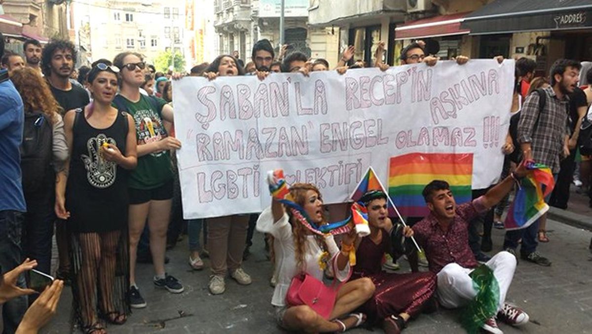 'Şaban'la Recep'in Aşkına Ramazan Engel Olamaz' Pankartına Beraat