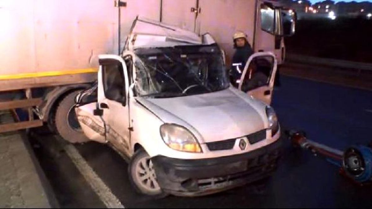 TEM'de Korkunç Kaza! TIR Otomobili Ortadan İkiye Böldü: 2 Ölü