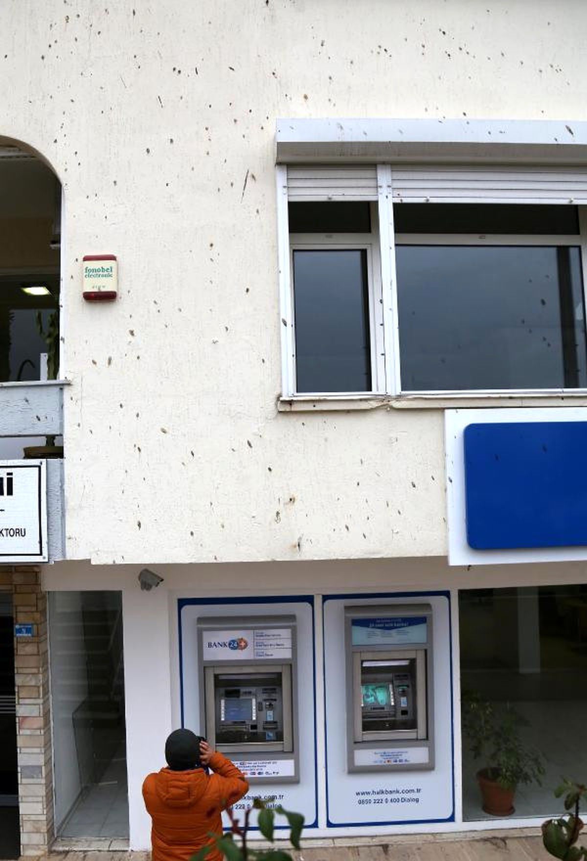 Antalya'da 'Yarasa Pisliği' Mahalleyi İkiye Böldü