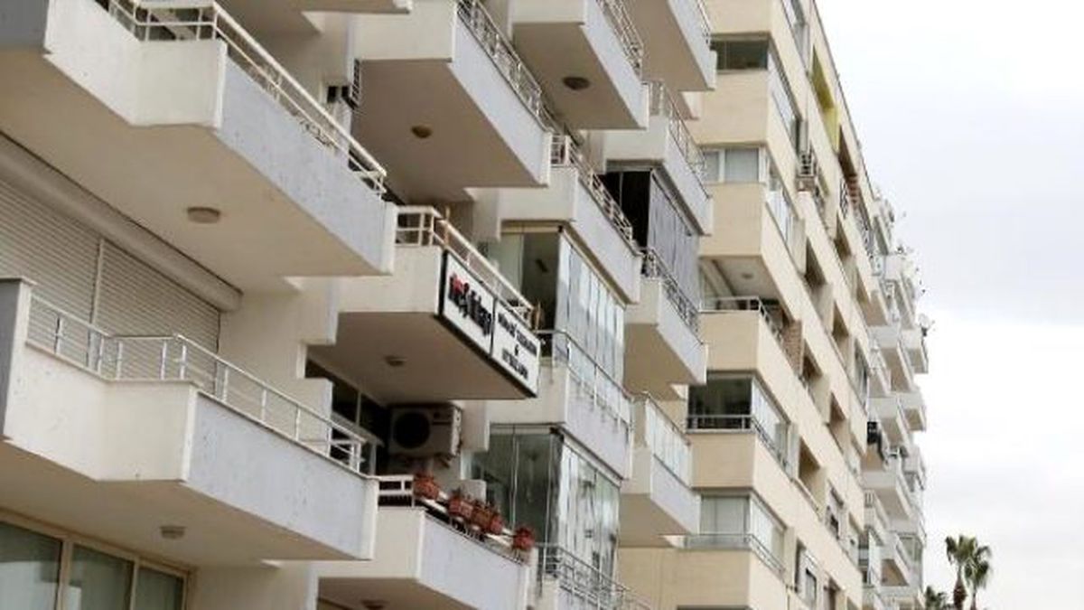 Antalya'da 'Yarasa Pisliği' Mahalleyi İkiye Böldü