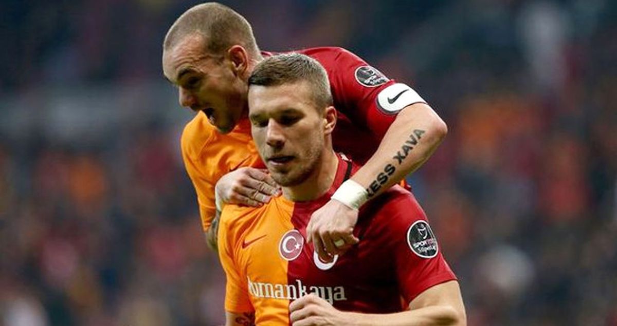 Başkan Özbek'in 'Tekliflere Açığız' Sözleri, Sneijder ve Podolski'nin Moralini Bozdu