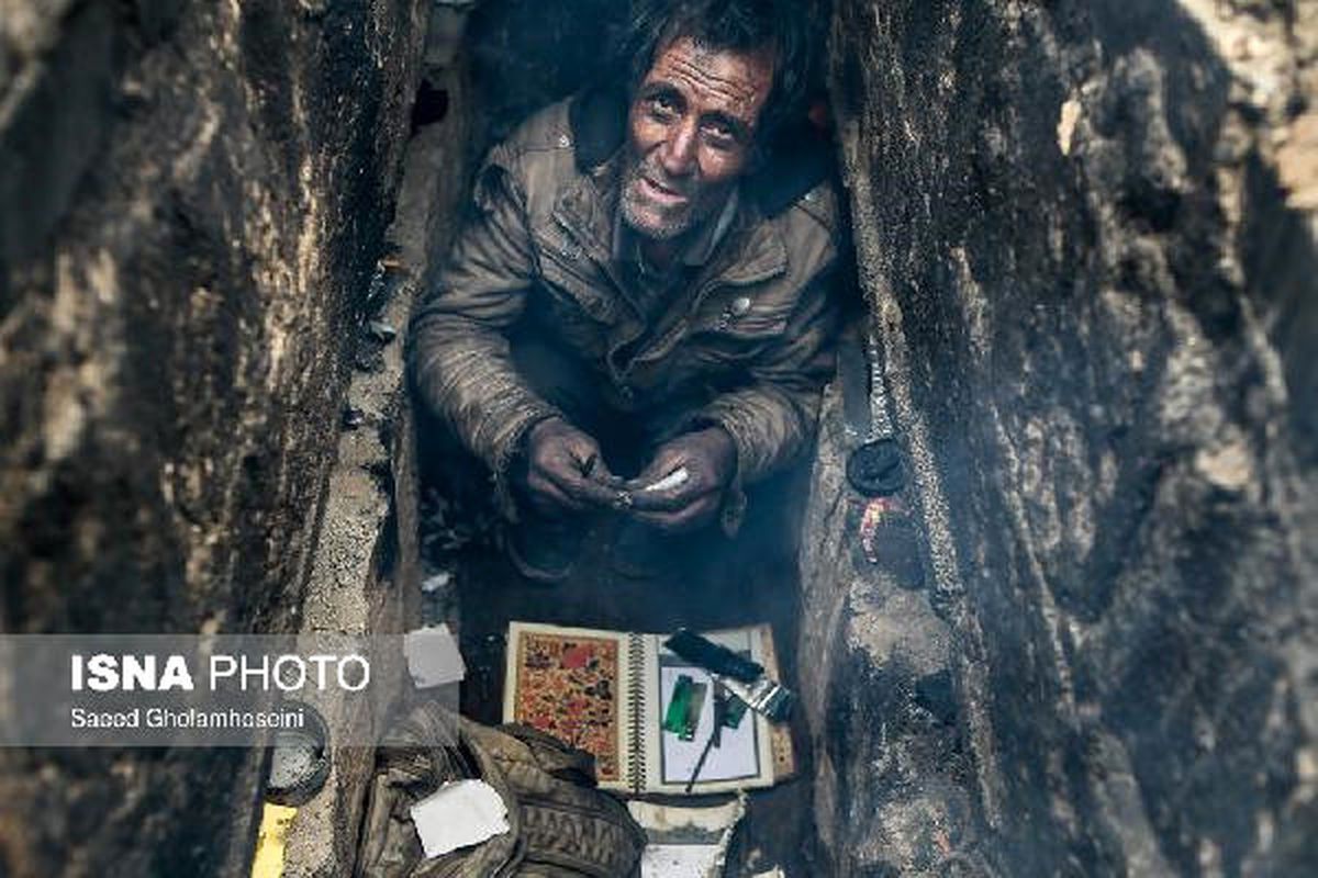 İran'ın Evsizleri Boş Mezarda Yatarak Soğuktan Korunuyorlar