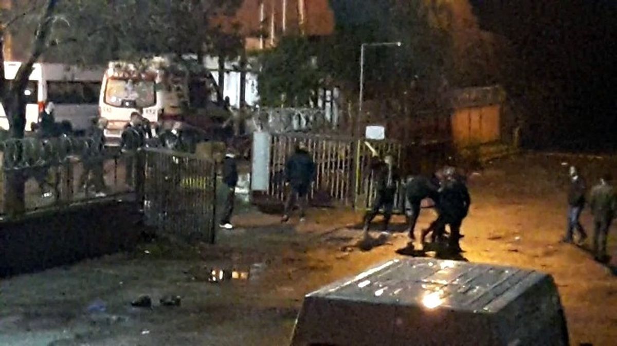 Evsizler Sopalarla Birbirine Girdi, Görevliler Seyretti