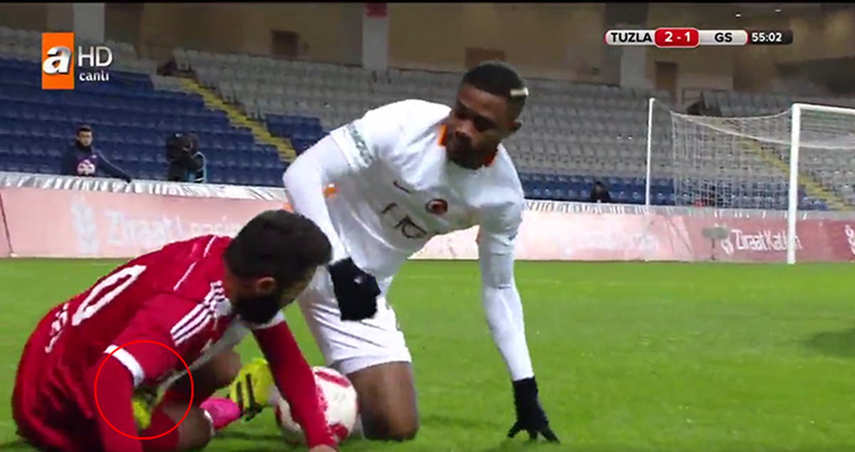 Rakibinin Kasığına Basan Aurelien Chedjou Kırmızı Kart Gördü