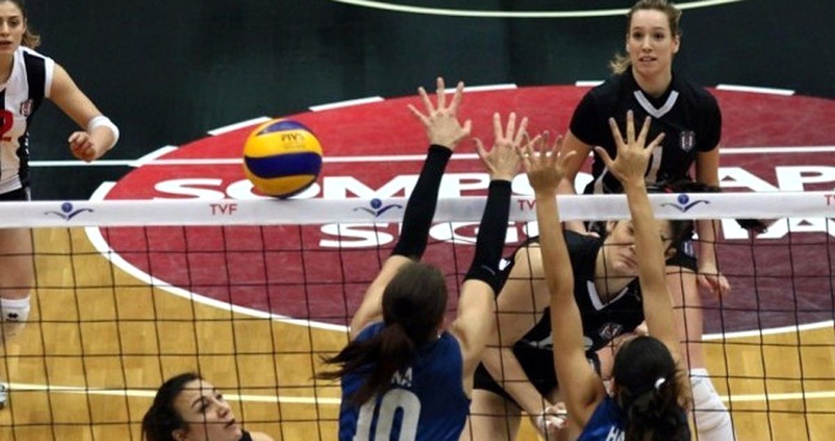 Türkiye'de Berabere Biten Voleybol Maçında Hakemler Ne Yapacağını Bilemedi