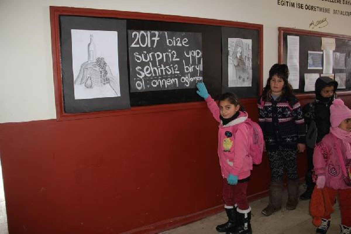 Başkale'de Öğrencilere Yılbaşı Hediyesi