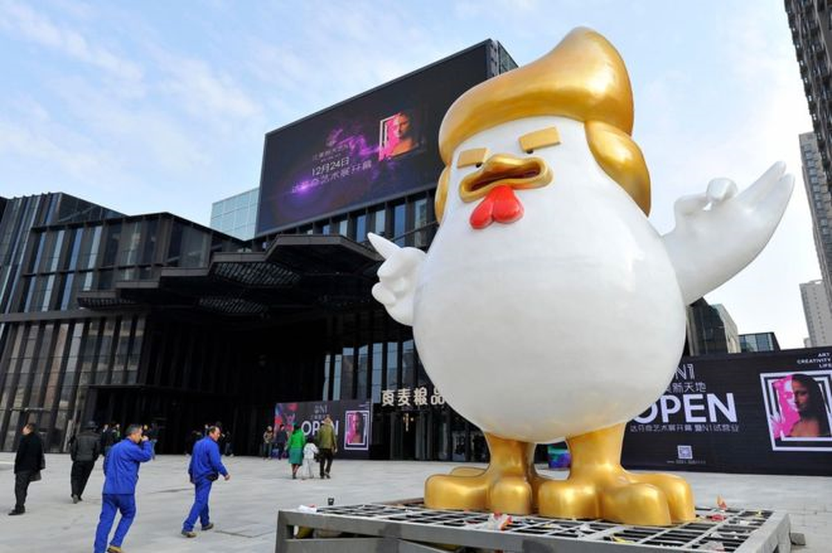Çin'de Dev 'Horoz Trump' Heykeli Dikildi