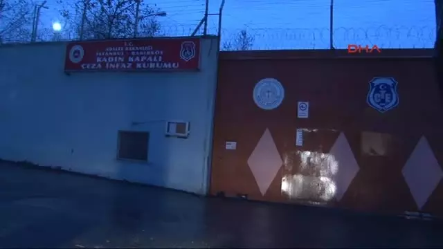 Haklarında Tahliye Kararı Verilen Iki Yazar Serbest Haklarında Tahliye Kararı Verilen Iki Yazar Serbest