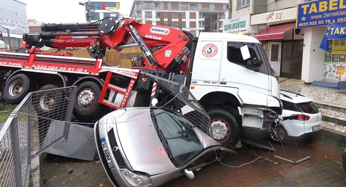 İstanbul'da Sabah Kabusu: Beylikdüzü'nde Vinç Devrildi, Maltepe'de Vinç 8 Aracı Ezdi