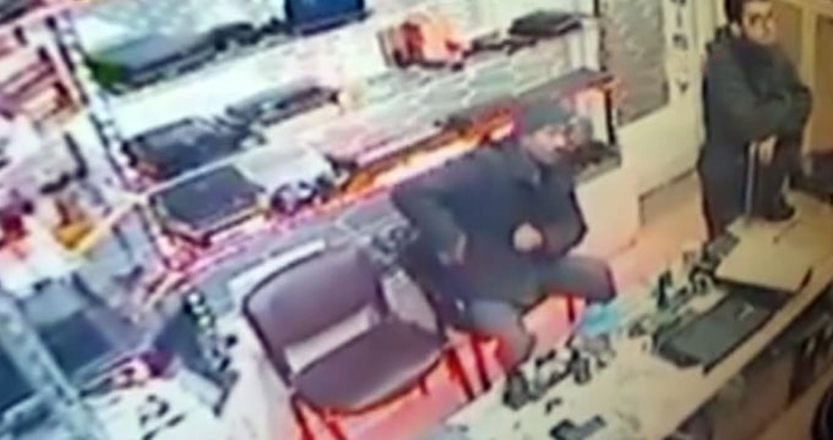 'Karnım Aç' Diye Gelip, Bağış Kutusunu Çalan Şüpheli Kamerada