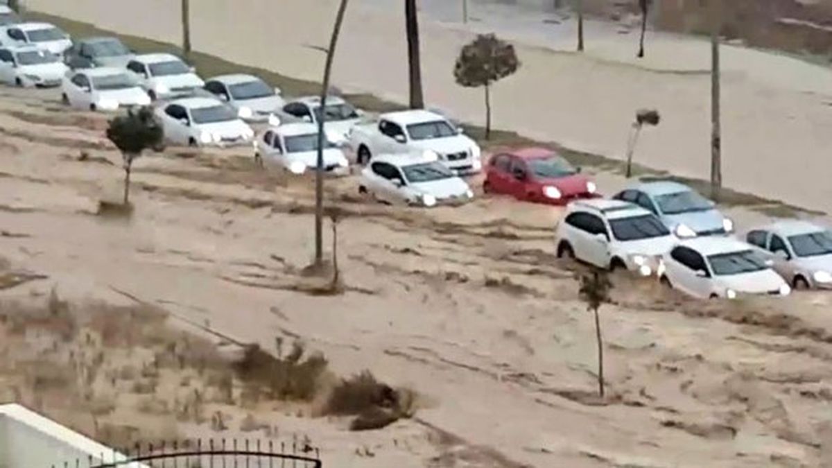 Mersin'i Sel Aldı! Yüzlerce Vatandaş Mahsur Kaldı, Okullar Tatil Edildi