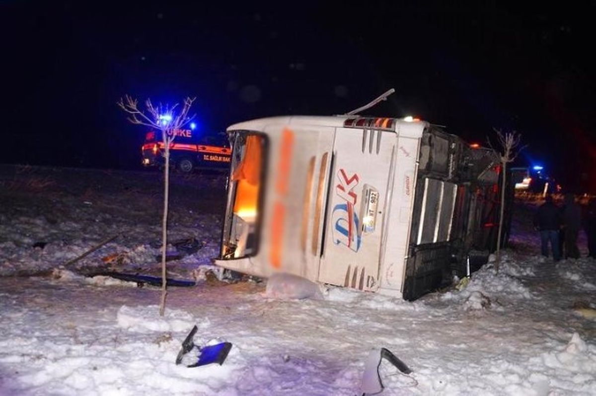 Yolcu Otobüsü Devrildi: 34 Yaralı