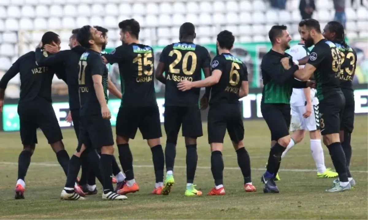 Akhisar Belediyespor'da Yönetim ve Teknik Heyet Masaya Oturdu