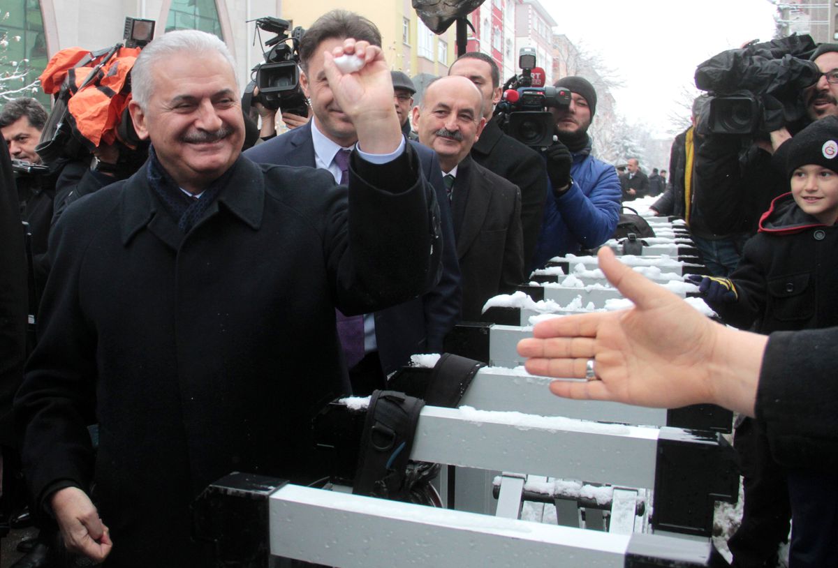 Ankara Ayazını Isıtan Fotoğraf! Başbakan Yıldırım Küçük Kızla Kartopu Oynadı