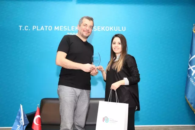 Karikatür ve Animasyon Dünyasının Yetenekli ismi Varol Yaşaroğlu Öğrencilerle Karikatür ve Animasyon Dünyasının Yetenekli ismi Varol Yaşaroğlu Öğrencilerle
