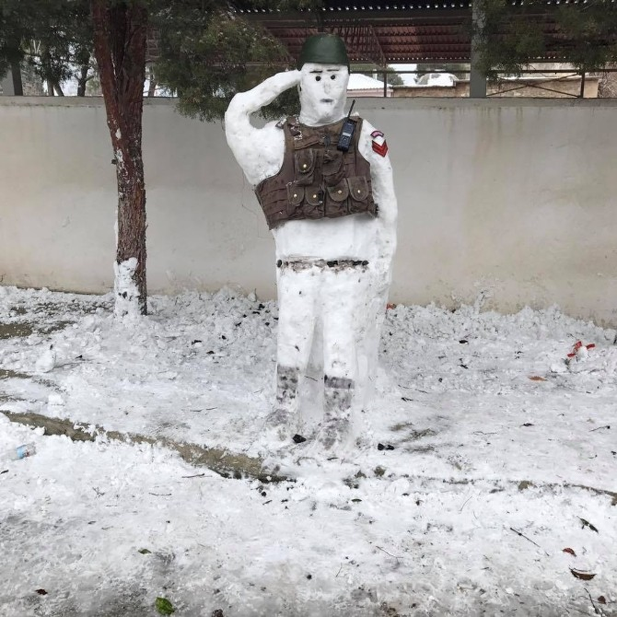 Jandarmanın Yaptığı Nöbet Tutan Kardan Adam Yoğun İlgi Gördü